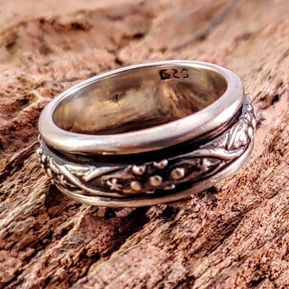 Sterling Silver Raised Design Spinner Ring Band - Picture 3 of 6